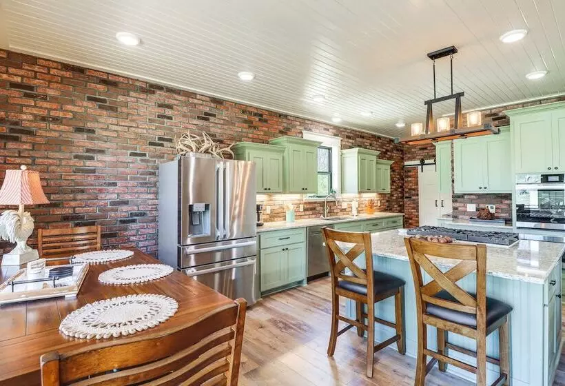 Riverfront Mountain View Cabin W/ Deck & Grill!