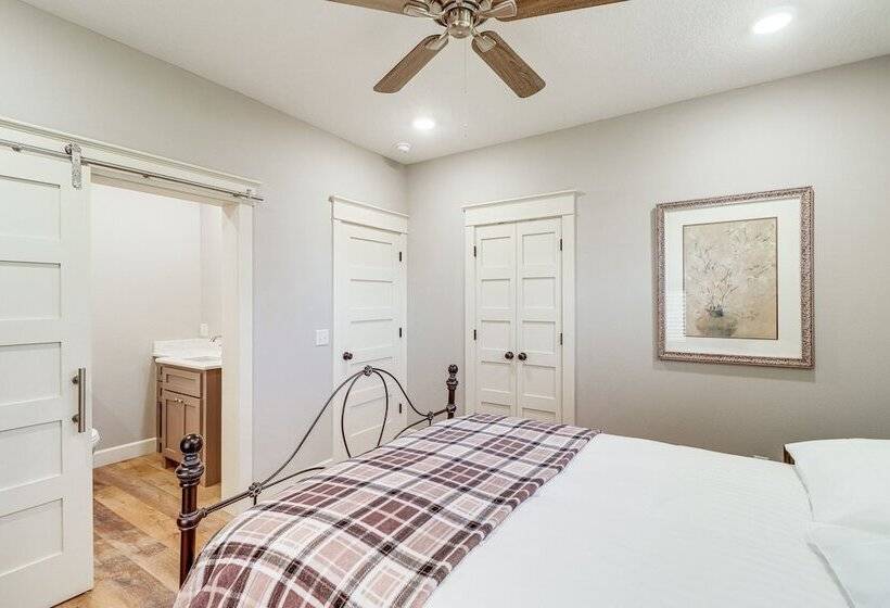 Riverfront Mountain View Cabin W/ Deck & Grill!