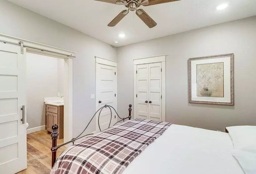 Riverfront Mountain View Cabin W/ Deck & Grill!