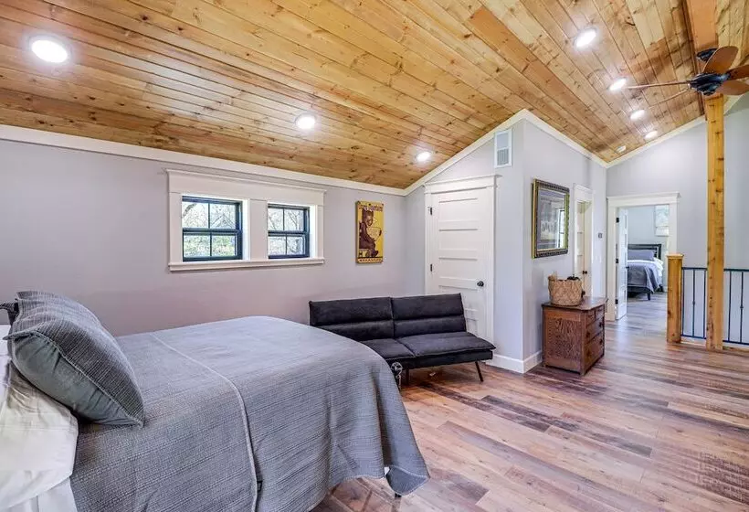 Riverfront Mountain View Cabin W/ Deck & Grill!