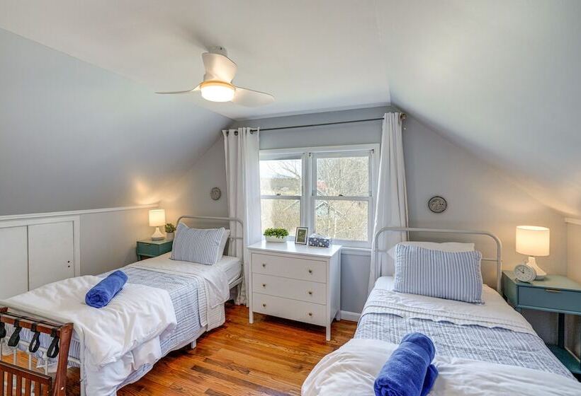 Saugerties Farmhouse: Sauna & Countryside Views