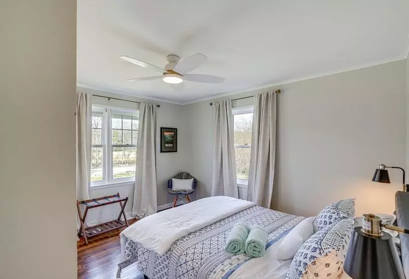 Saugerties Farmhouse: Sauna & Countryside Views