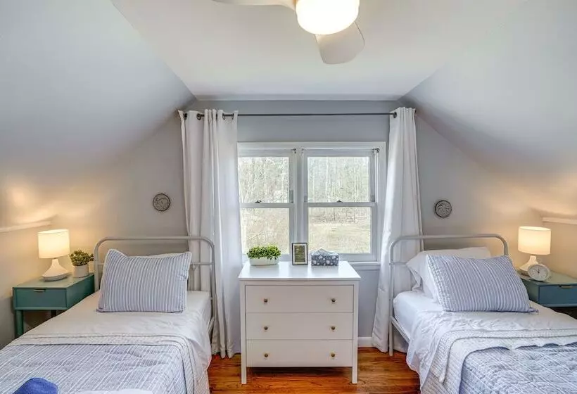 Saugerties Farmhouse: Sauna & Countryside Views