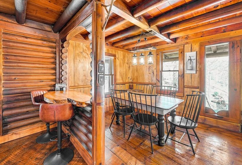 Stunning Georgia Cabin W/ Private Hot Tub & Views