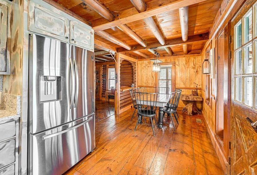 Stunning Georgia Cabin W/ Private Hot Tub & Views