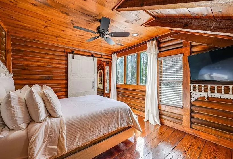 Stunning Georgia Cabin W/ Private Hot Tub & Views