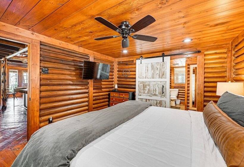 Stunning Georgia Cabin W/ Private Hot Tub & Views