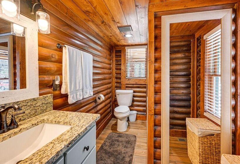 Stunning Georgia Cabin W/ Private Hot Tub & Views