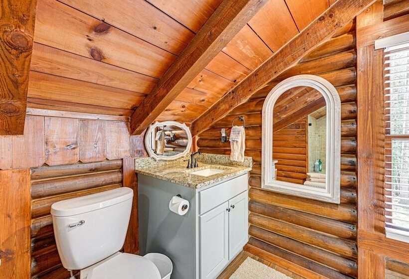 Stunning Georgia Cabin W/ Private Hot Tub & Views