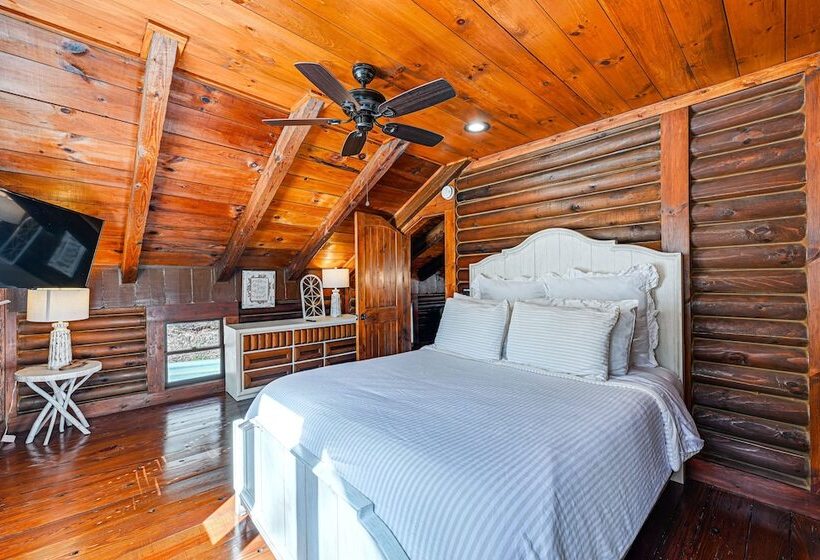 Stunning Georgia Cabin W/ Private Hot Tub & Views