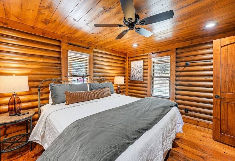 Stunning Georgia Cabin W/ Private Hot Tub & Views