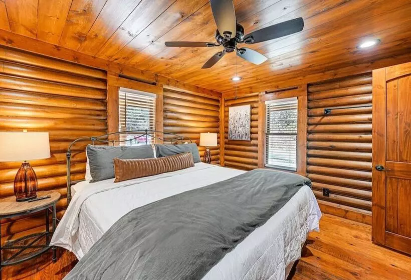 Stunning Georgia Cabin W/ Private Hot Tub & Views