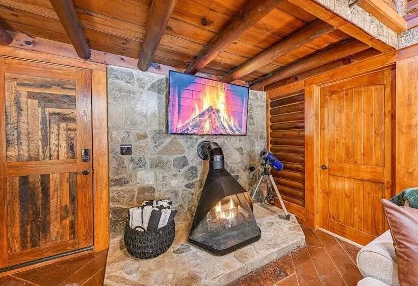 Stunning Georgia Cabin W/ Private Hot Tub & Views