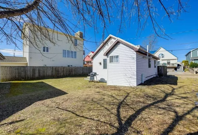 Sunset Bay Cottage W/ Fire Pit: Walk To Beach!