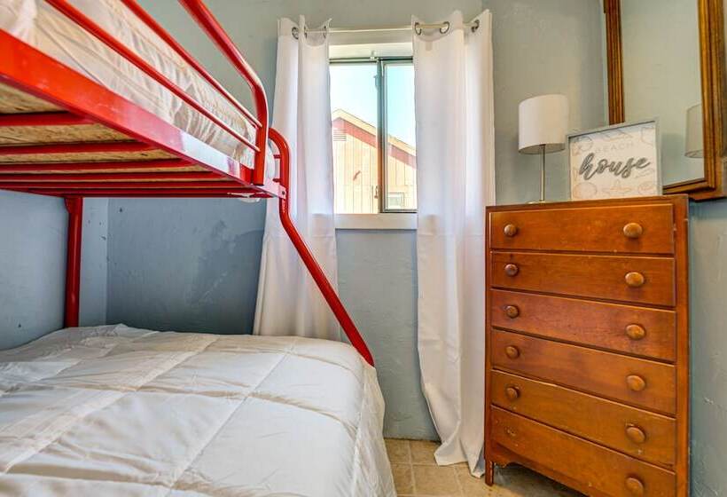 Sunset Bay Cottage W/ Fire Pit: Walk To Beach!