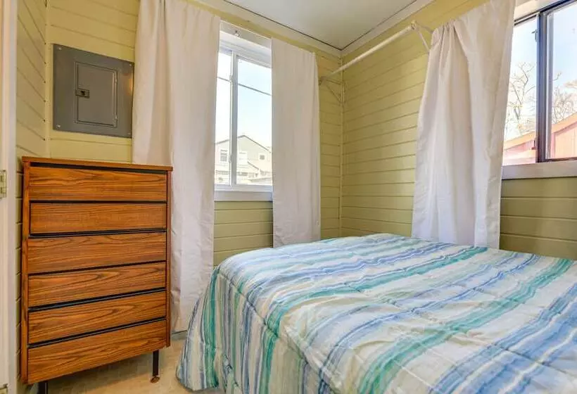 Sunset Bay Cottage W/ Fire Pit: Walk To Beach!