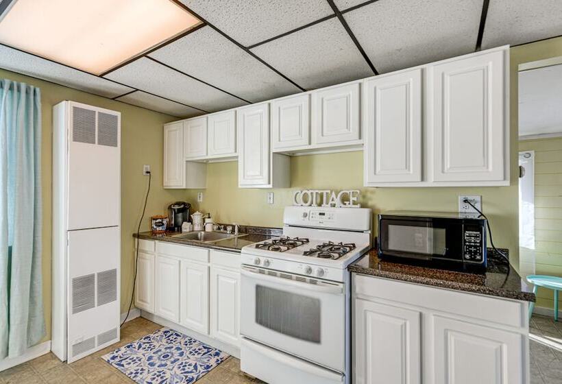 Sunset Bay Cottage W/ Fire Pit: Walk To Beach!