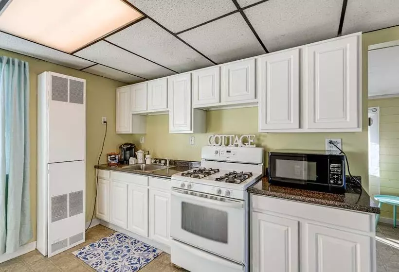 Sunset Bay Cottage W/ Fire Pit: Walk To Beach!