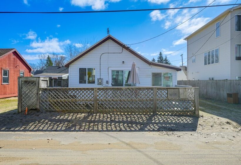 Sunset Bay Cottage W/ Fire Pit: Walk To Beach!