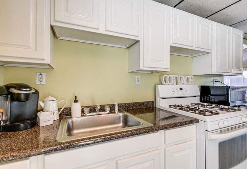 Sunset Bay Cottage W/ Fire Pit: Walk To Beach!