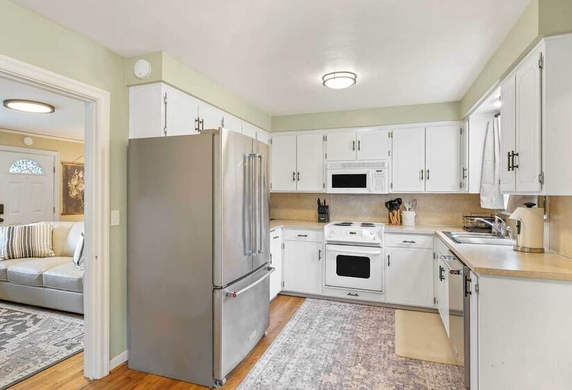 Chic & Cozy Home Near Campus   1 Mi To Autzen!