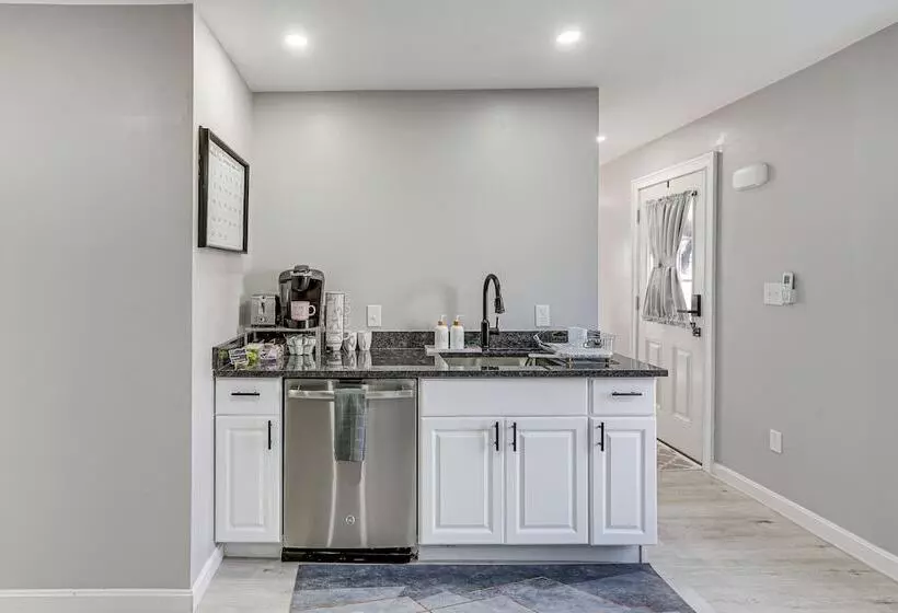 Coastal Lynn Escape W/ Fireplace: 3 Mi To Beaches