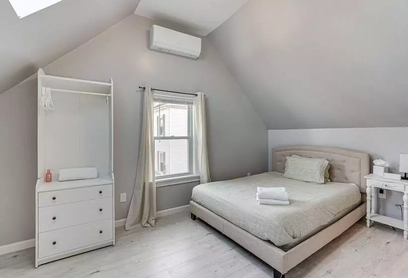 Coastal Lynn Escape W/ Fireplace: 3 Mi To Beaches