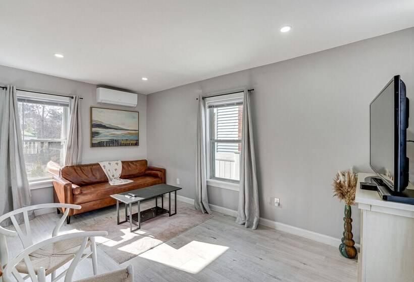 Coastal Lynn Escape W/ Fireplace: 3 Mi To Beaches