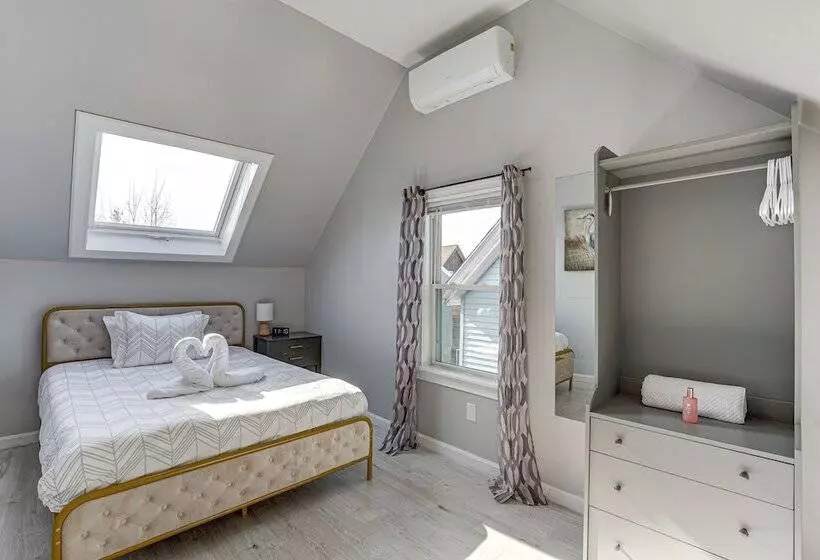 Coastal Lynn Escape W/ Fireplace: 3 Mi To Beaches