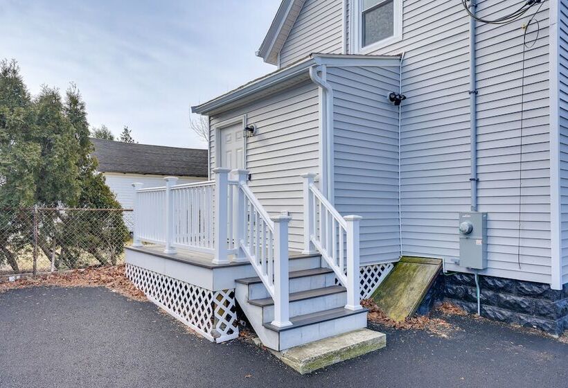 Coastal Lynn Escape W/ Fireplace: 3 Mi To Beaches