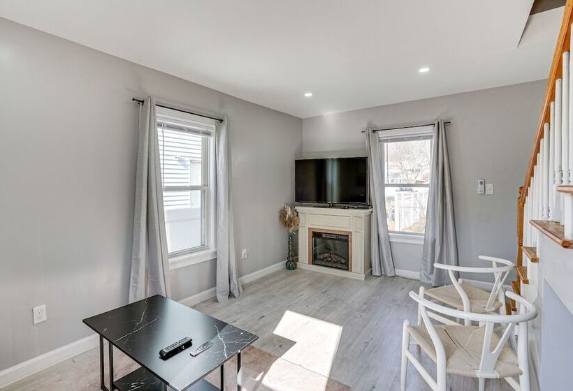 Coastal Lynn Escape W/ Fireplace: 3 Mi To Beaches