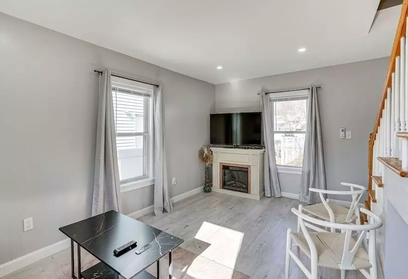 Coastal Lynn Escape W/ Fireplace: 3 Mi To Beaches