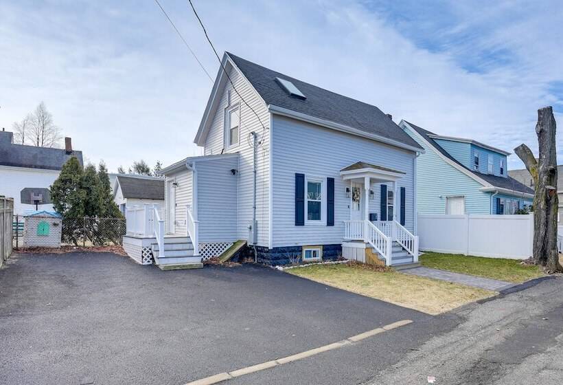 Coastal Lynn Escape W/ Fireplace: 3 Mi To Beaches