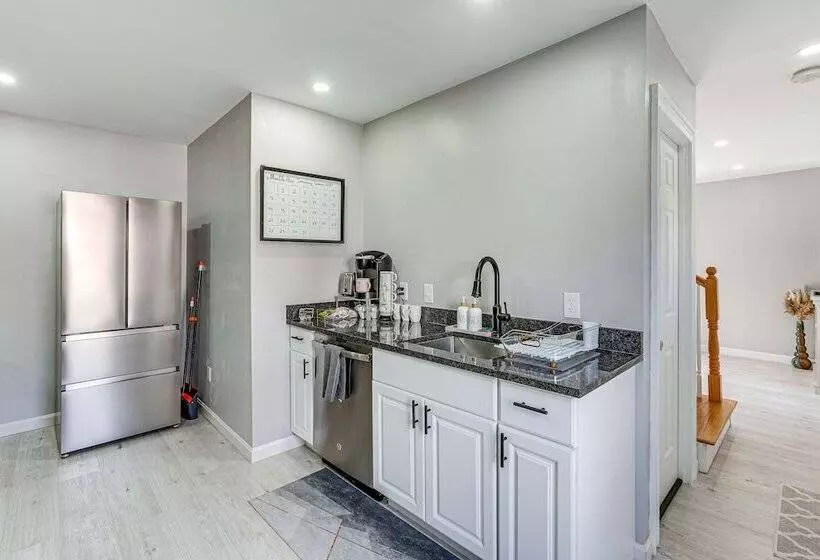 Coastal Lynn Escape W/ Fireplace: 3 Mi To Beaches