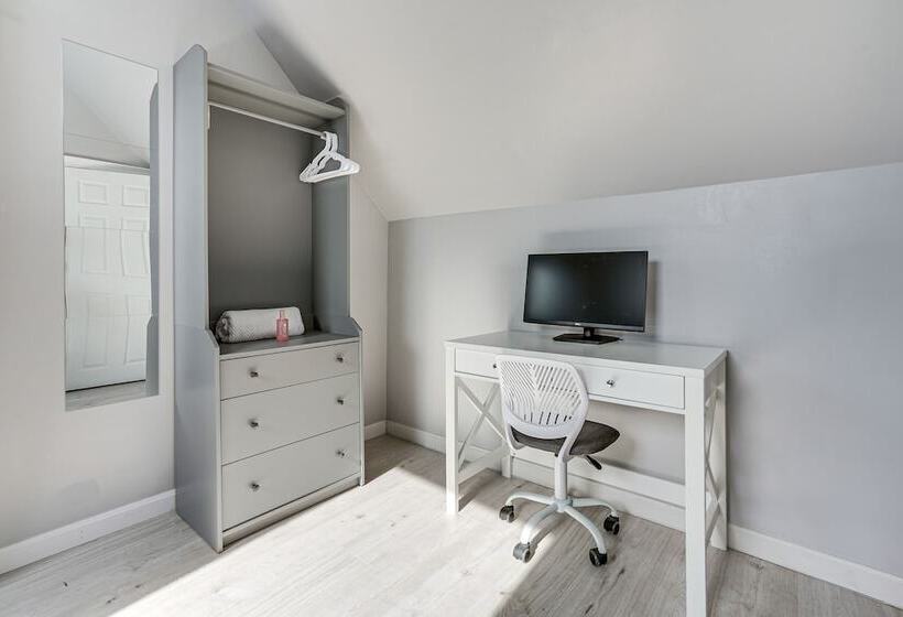 Coastal Lynn Escape W/ Fireplace: 3 Mi To Beaches