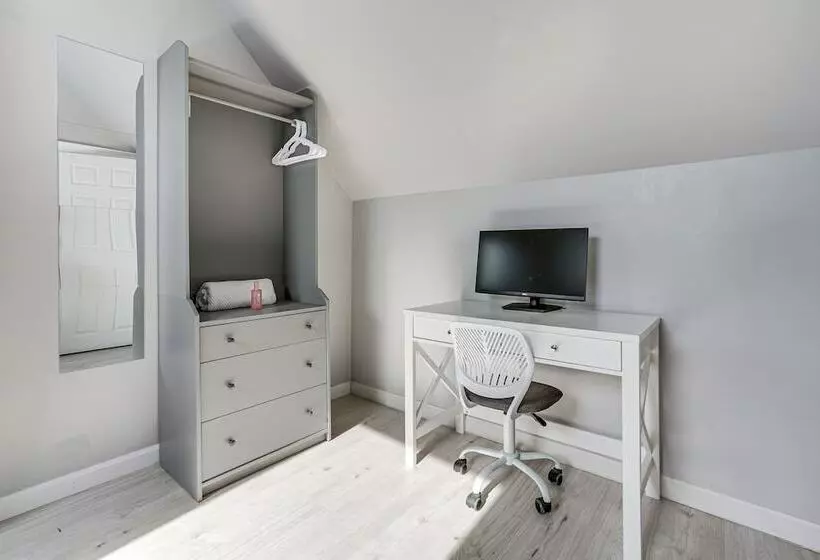 Coastal Lynn Escape W/ Fireplace: 3 Mi To Beaches