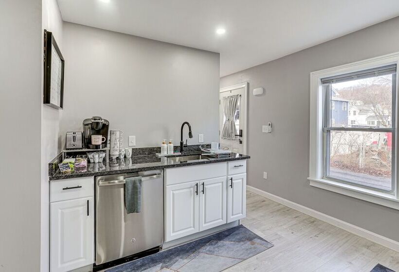 Coastal Lynn Escape W/ Fireplace: 3 Mi To Beaches