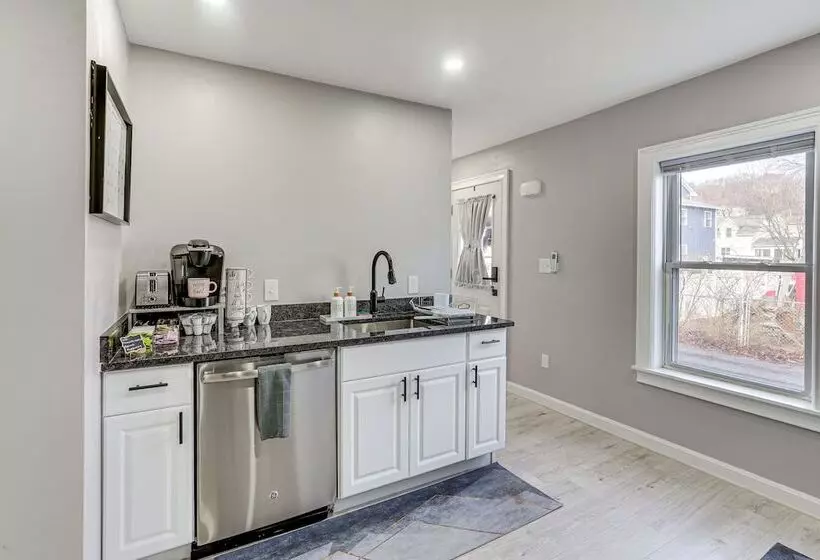 Coastal Lynn Escape W/ Fireplace: 3 Mi To Beaches