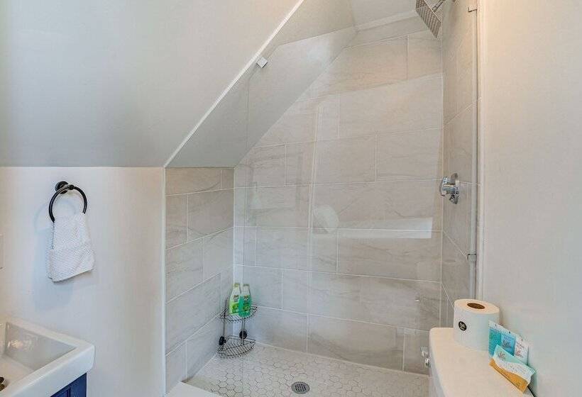 Coastal Lynn Escape W/ Fireplace: 3 Mi To Beaches