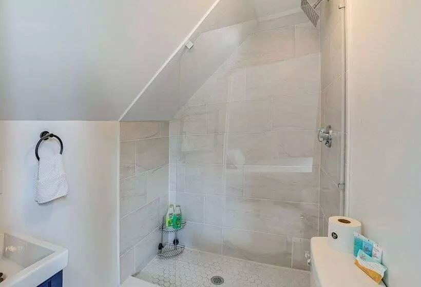 Coastal Lynn Escape W/ Fireplace: 3 Mi To Beaches