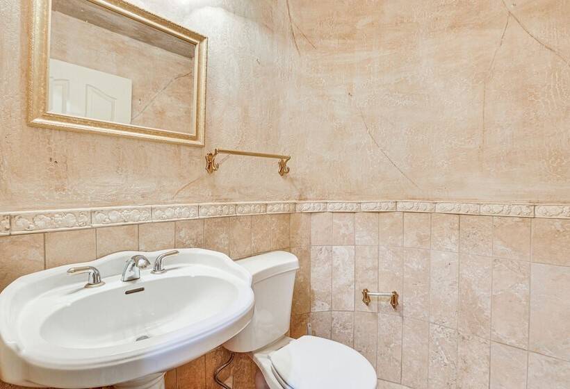 Expansive Peoria Home W/ Pool + Outdoor Kitchen!