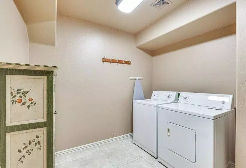 Expansive Peoria Home W/ Pool + Outdoor Kitchen!