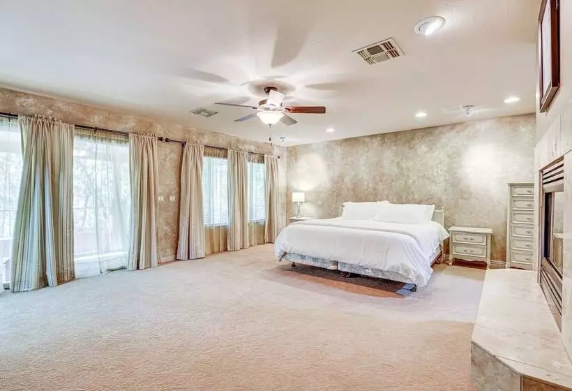 Expansive Peoria Home W/ Pool + Outdoor Kitchen!