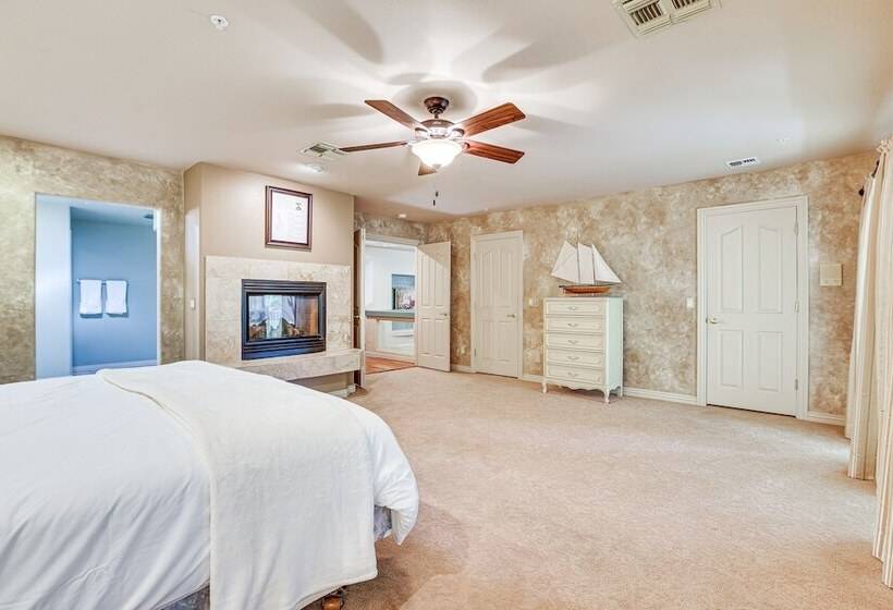 Expansive Peoria Home W/ Pool + Outdoor Kitchen!