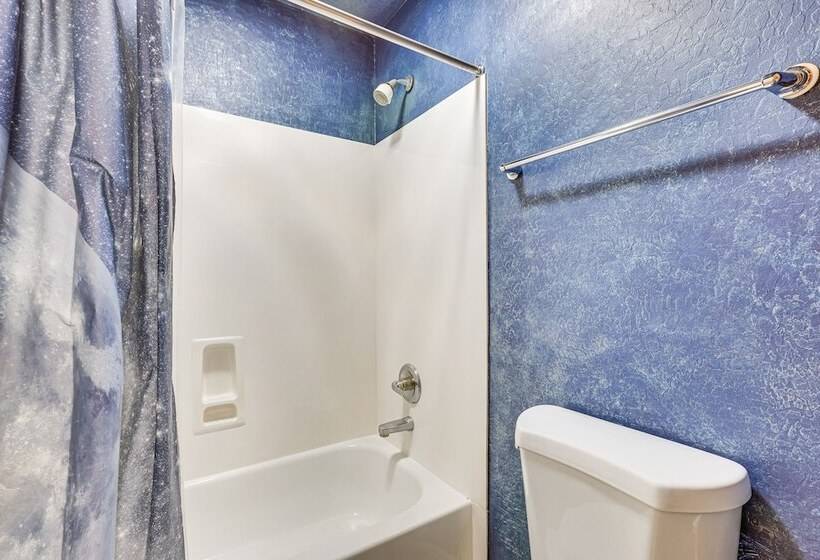 Expansive Peoria Home W/ Pool + Outdoor Kitchen!