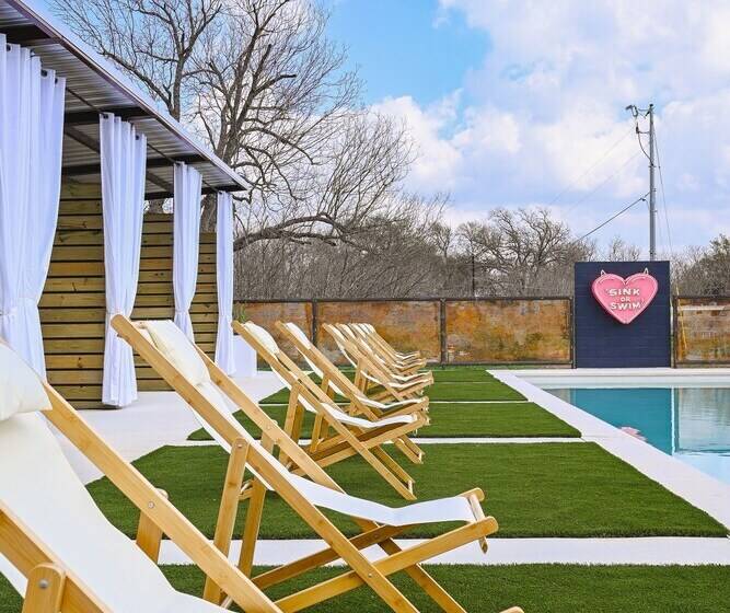 호텔 Melrose River Club