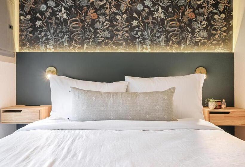 호텔 Melrose River Club