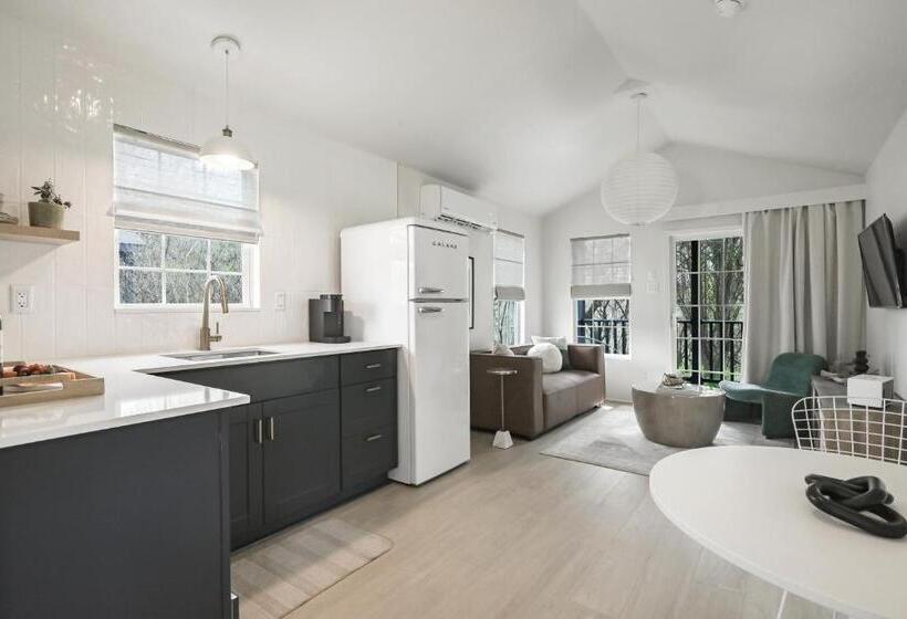 호텔 Melrose River Club