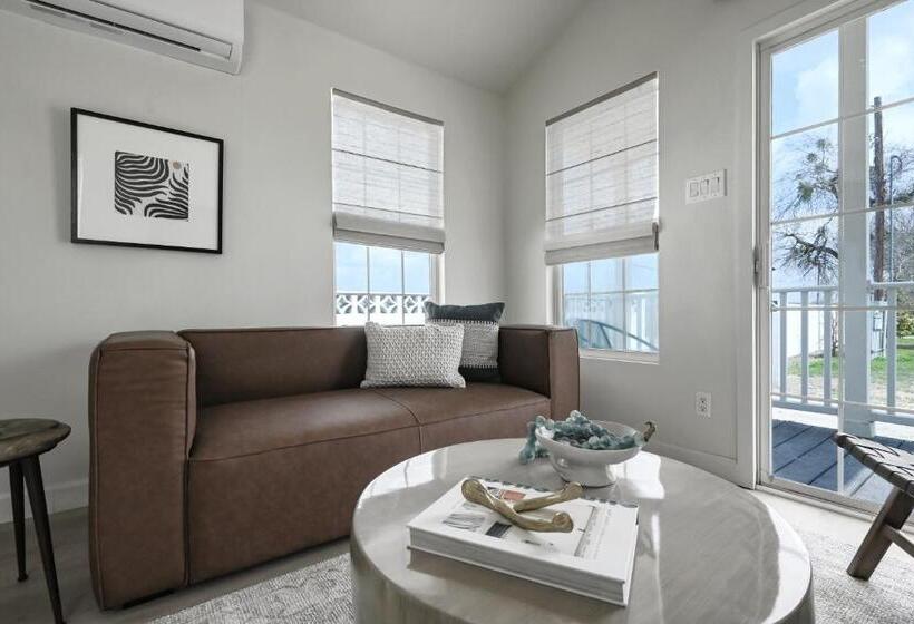 호텔 Melrose River Club