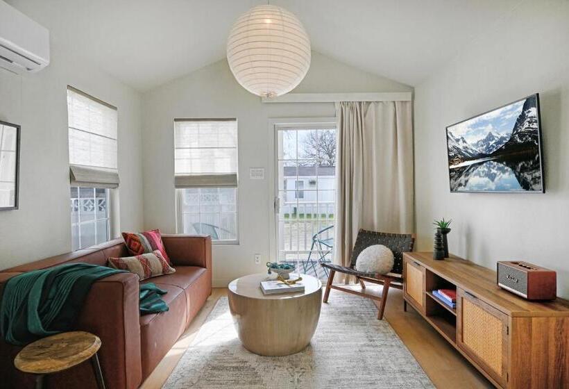 호텔 Melrose River Club